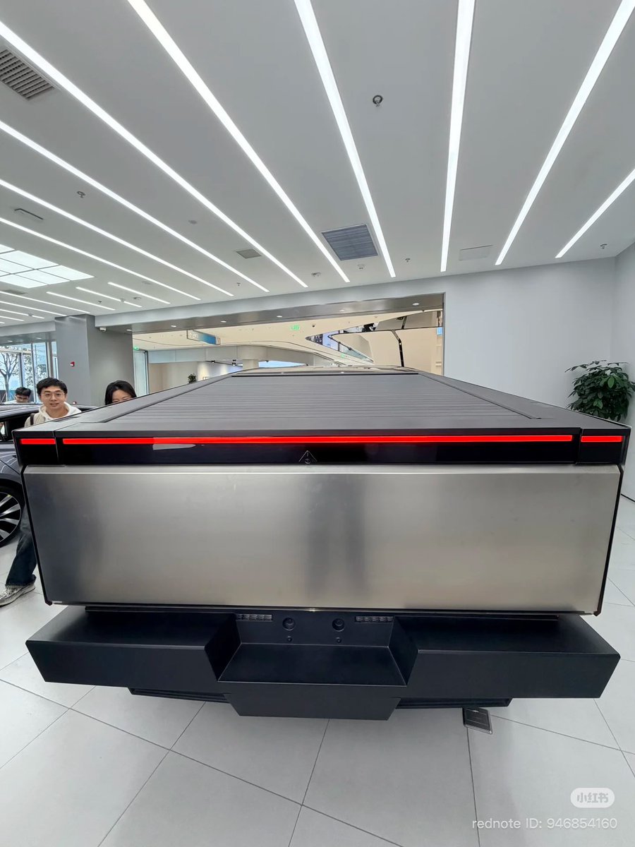 tslaming's tweet image. $TSLA 🇨🇳 A Cybertruck display model is now on view at the Tesla showroom in Hangzhou Ya&apos;ao Vanke MixC City mall, where customers are invited to experience the vehicle firsthand 🤩