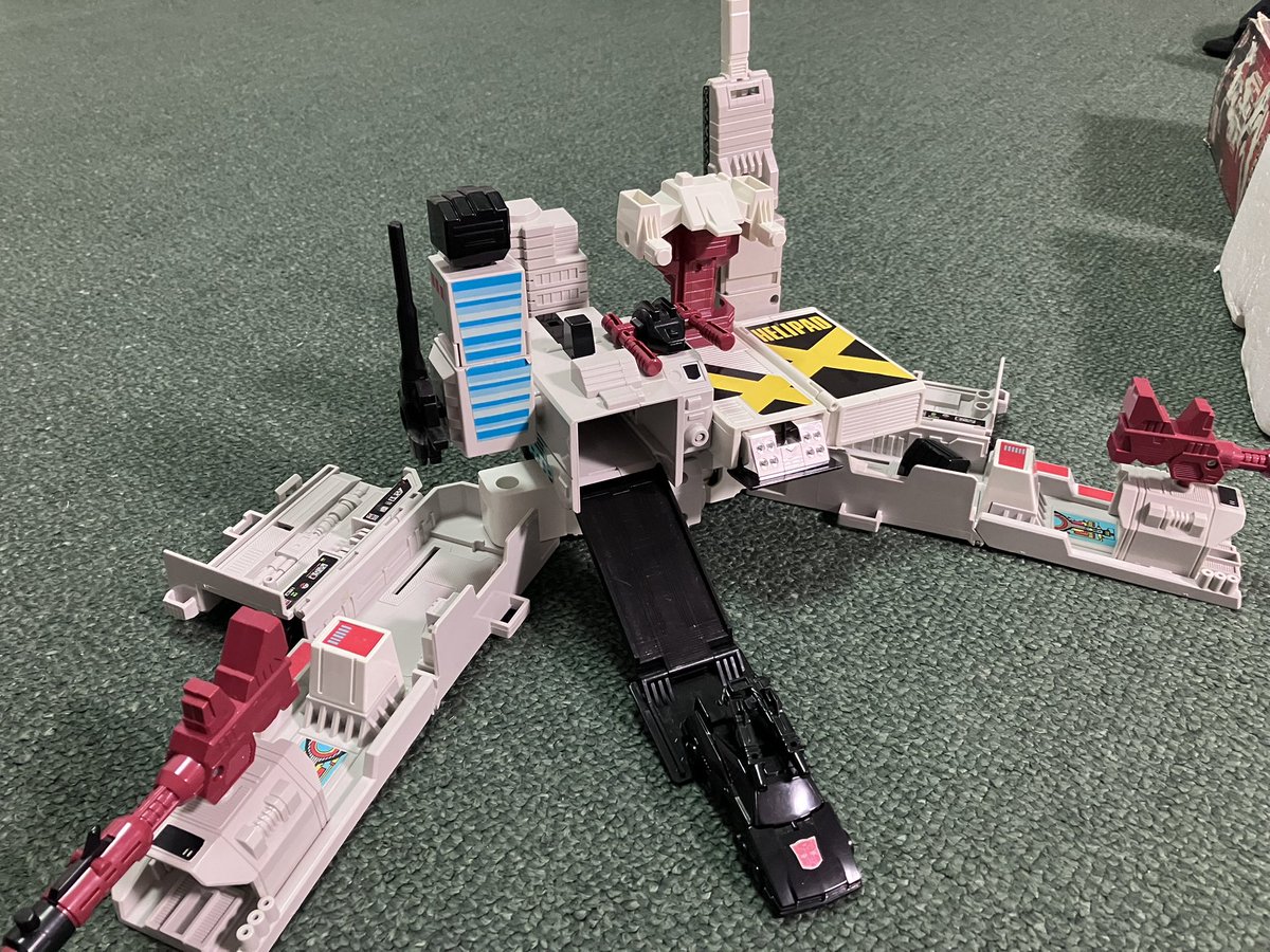 origamieveryday's tweet photo. 基地トランスフォーマー、今もなおメトロフレックスがベストなのではと思うな。なんちゃって基地感皆無！しっかり基地というか都市みたいになっている。強いのに謙虚という設定も最高だ。 https://t.co/T6eCuaACP0