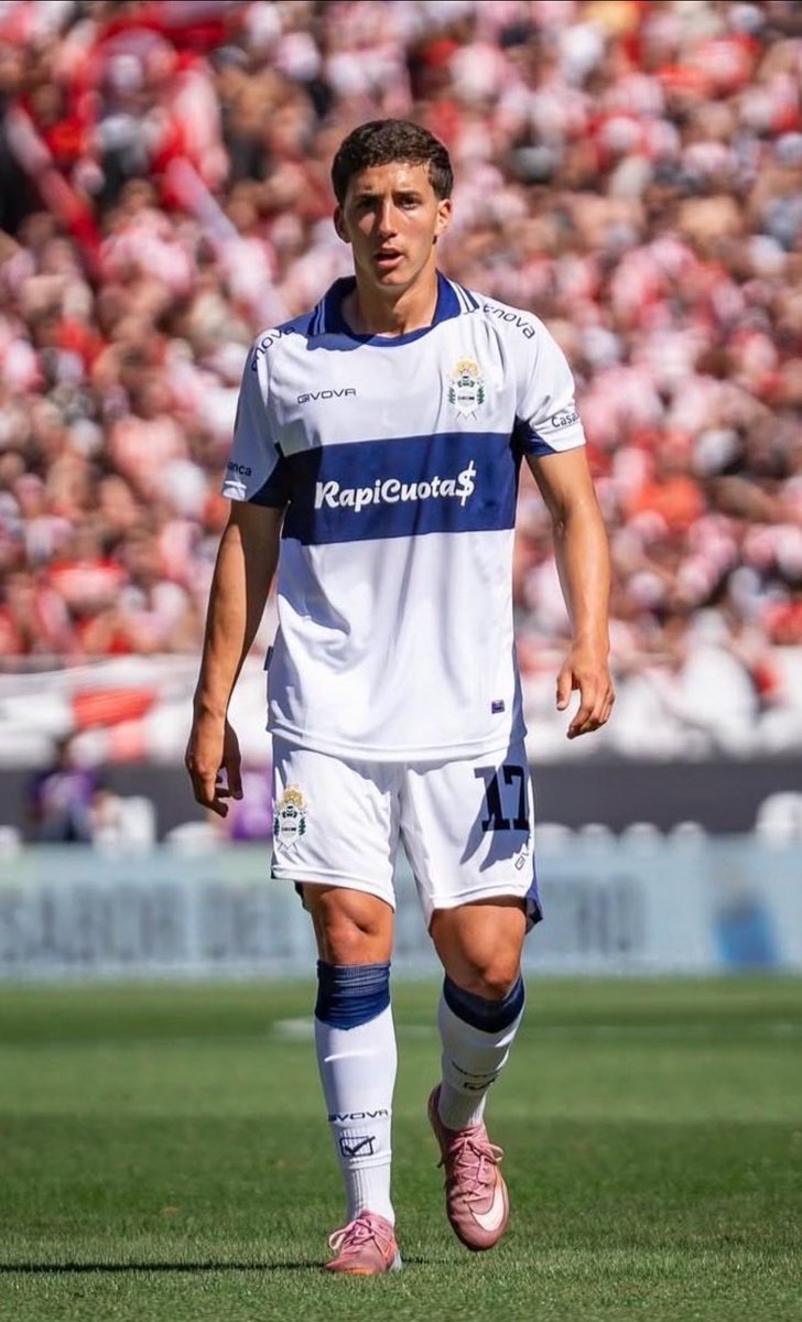 Le cargaron en la espalda la pelota parada en probablemente, los dos partidos más pesados del año. No se achicó nunca, no dejó de correr nunca, necesitamos más pibes como el que sientan la camiseta de gimnasia