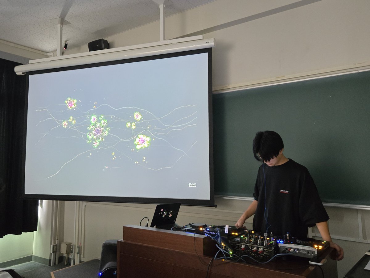 【SPF1日目始まりました🙌】
今日から計11時間半にわたって、様々な楽曲をサー員たちがDJし続けます！入退室自由です✨️ぜひ遊びに来てください😎

🔥教室で流れるGoodなMusic
📍場所：池袋キャンパス 5号館 5223教室
🕚時間：11月3日（日）11:00〜17:00
4日（月）11:00〜16:30
💰入場：Free!!