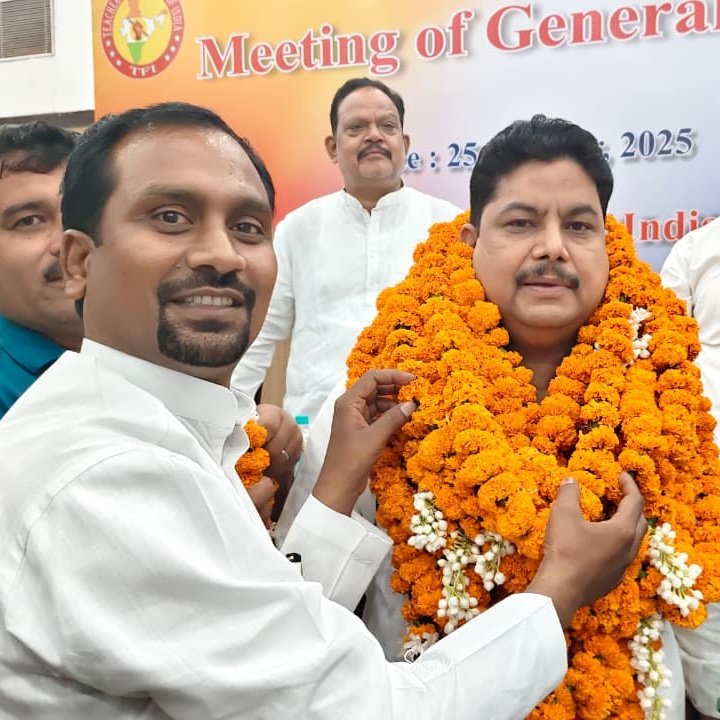 UpendraEtwUPPSS's tweet image. #NO_TET_BEFORE_RTE_ACT
शूरमा नहीं विचलित होते,
क्षण एक नहीं धीरज खोते,
विघ्नों को गले लगाते हैं,
काँटों में राह बनाते हैं।
मा. @DrDCSHARMAUPPSS जिंदाबाद
#21_नवम्बर_दिल्ली_चलो 
 #TFI_Zindabad
#MarchToDelhi
#21November2025
#NoTetBeforeRteAct
#RamleelaGroundDelhi
#काला_कानून_वापस_लो