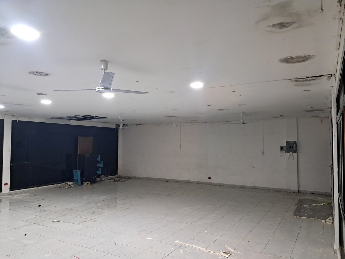 MARB2505's tweet photo. .@AlcaldiaSSE @PresidenciaSV @nayibbukele 
Quiero saber porqué la casa comunal que esta justo al lado del cubo San José en Soyapango,  SS Este , se encuentra en estas condiciones,  porqué permitieron que esto pasara. No se quien es el encargado. https://t.co/wgRbtIrGY9