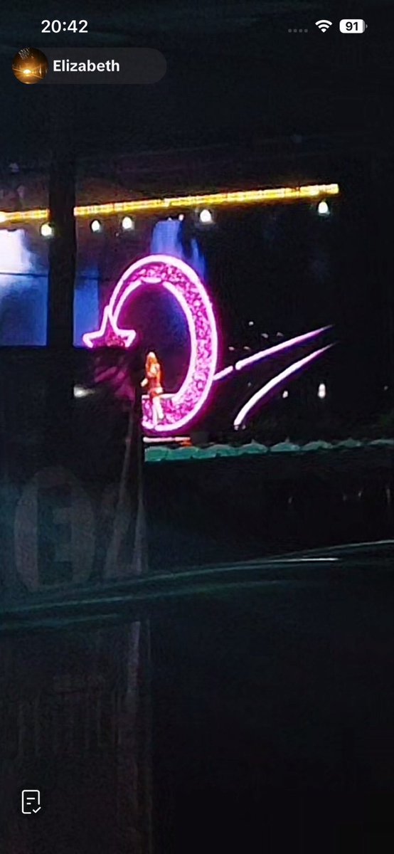 sapphictini's tweet photo. acá esperando a chris martin #FUTTTURA https://t.co/jtxKyUUHa3
