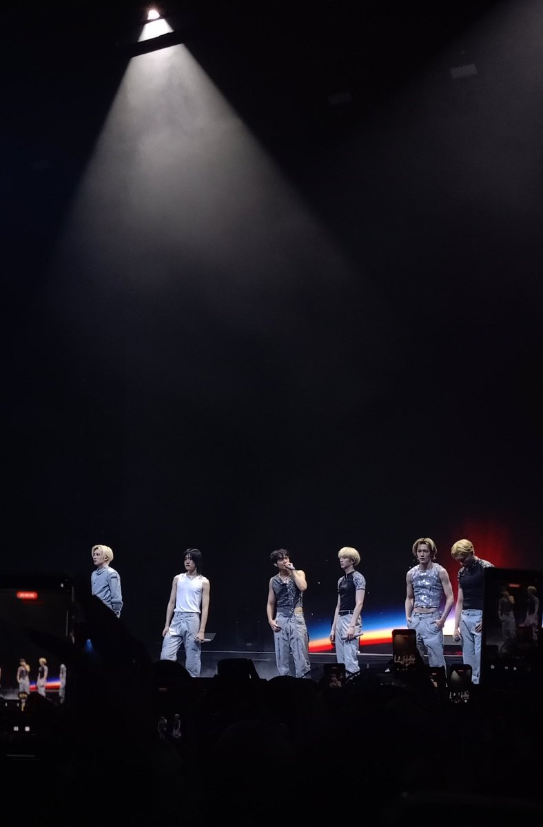 junpiez's tweet image. e eu vi de pertinho mesmo ❤️‍🩹 melhor noite da minha vida.