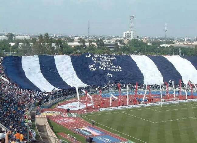 LaFuerzaRayada's tweet image. Qué lindo fue ver esto ayer en la tribuna, imposible no recordar la primera vez que se bajó la grandeza en el Tec 🥹❤️