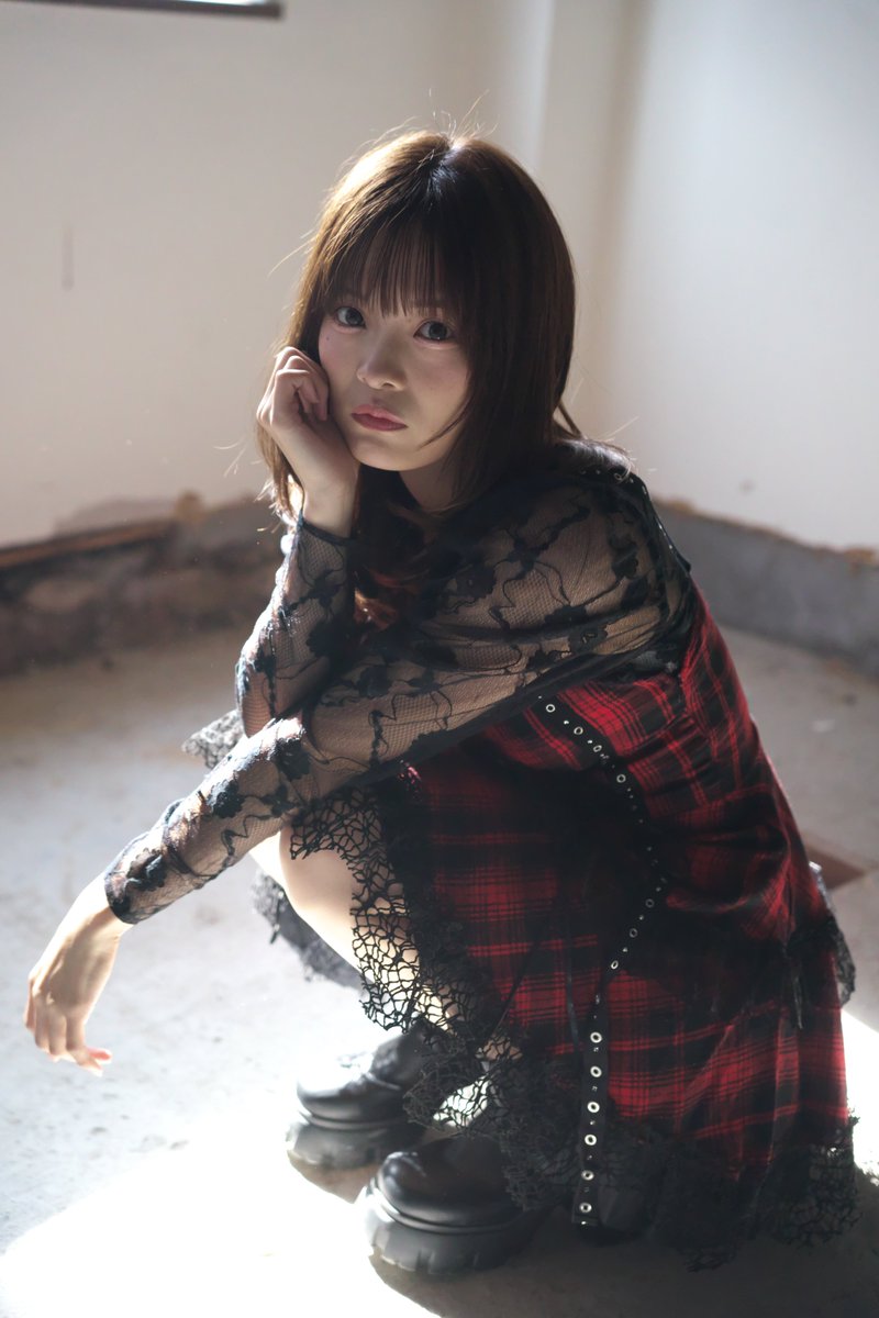 2025.11.02 てらずま撮影会　
廃墟スタジオにて
モデル：てらたぬ。
✻廃墟っぽく露出をアンダー目に撮影しています。
#てらたぬ
#ポートレート #portrait 
#カメラ好きな人と繋がりたい
#モデルポートレート