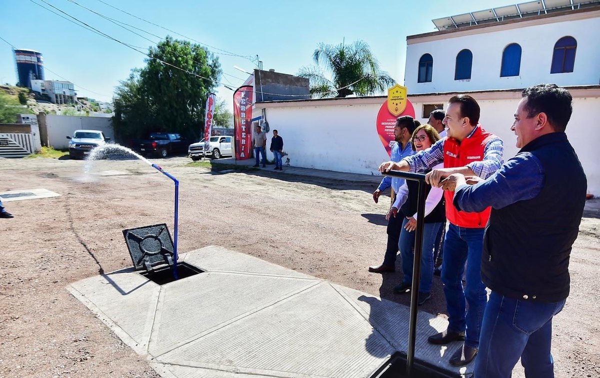 gobdgo's tweet image. 🚰 Durango amplía el abasto de agua: 25 colonias más tendrán suministro constante gracias al trabajo en equipo de @EVillegasV y @josejoseantonio. 🤝

Con esta obra ya son 39 las colonias del sur y norponiente con servicio continuo y de calidad. 🫰🏻💧 

#TrabajoEnEquipo