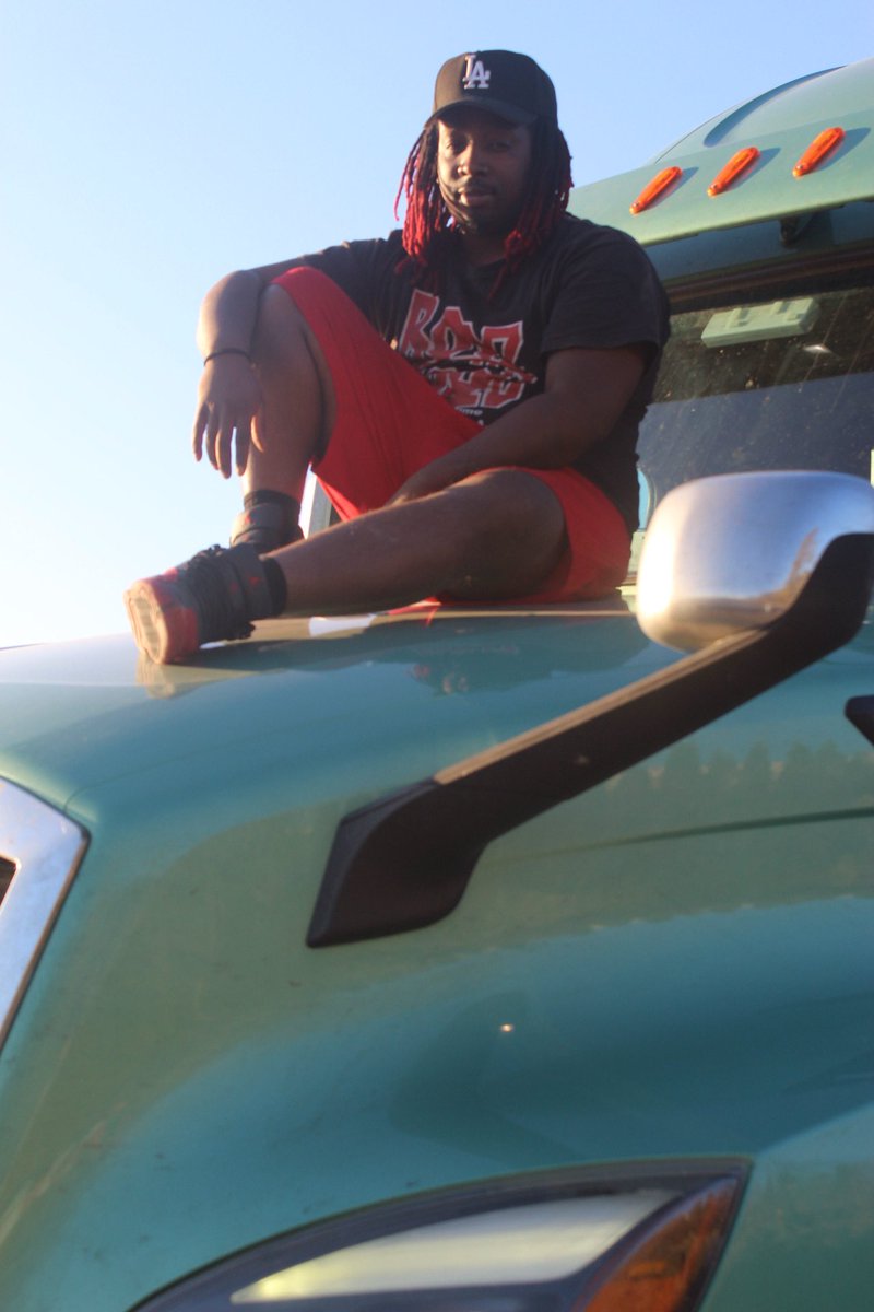 SlimDusePaco387's tweet photo. I’m a father, trucker, hustlin’ ass nigga I live three lives I’ve been tryna change my life up for real but it don’t seem right. Heard the opps been poppin’ out at clubs get brodie’nem the green light https://t.co/8t38H9yDUd