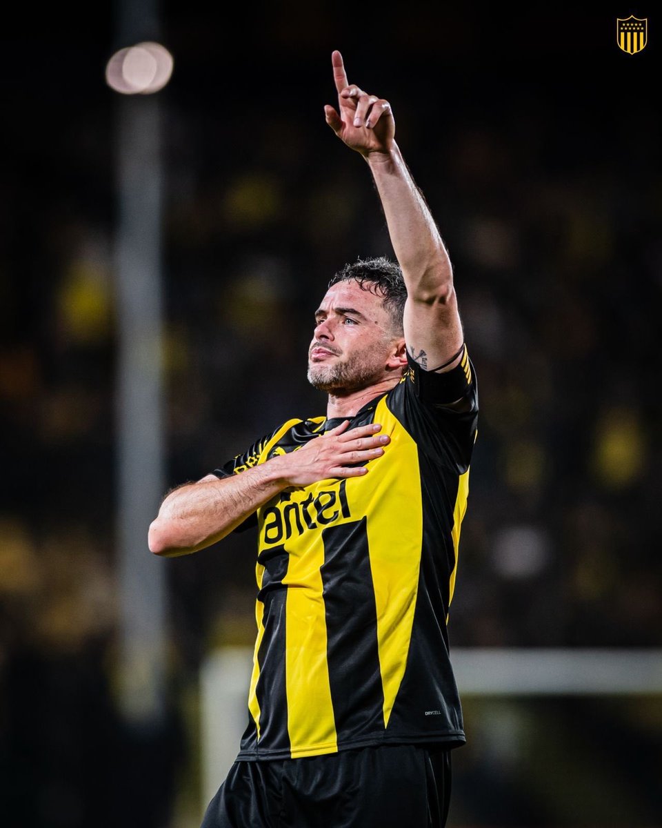 LUCAS DE ORO

Peñarol se consagró campeón del Clausura con dos goles de su amuleto Lucas Hernández.
A estadio lleno se jugó el partido que cerró la jornada futbolera de este domingo.