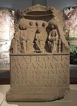 Altar dedicado a las Matronas descubierto bajo Bonn Münster (iglesia) – siglo II d.C.

En Britania y la Galia, las Nutrices/Matres se representan a menudo en tríada en relieves votivos ya que estás eran las protectoras de la maternidad.