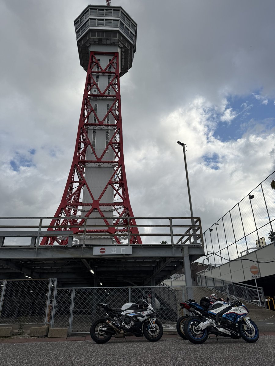 junyzf1014's tweet photo. ここが福岡のバイク乗りが集まる場所？
#ポートタワー https://t.co/NtowDHLTQ7