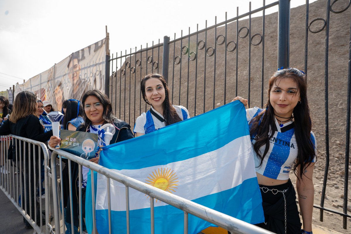 teukiegayo_'s tweet photo. Con @Deborah_Yan en el #SS10inLima #SS10inPeru
Haciendo patria en el mejor día de todos 🇦🇷😍💙 Perú te extraño todos los días, la pasamos hermoso 😭🇵🇪❤️ https://t.co/NLDeHeGrxS