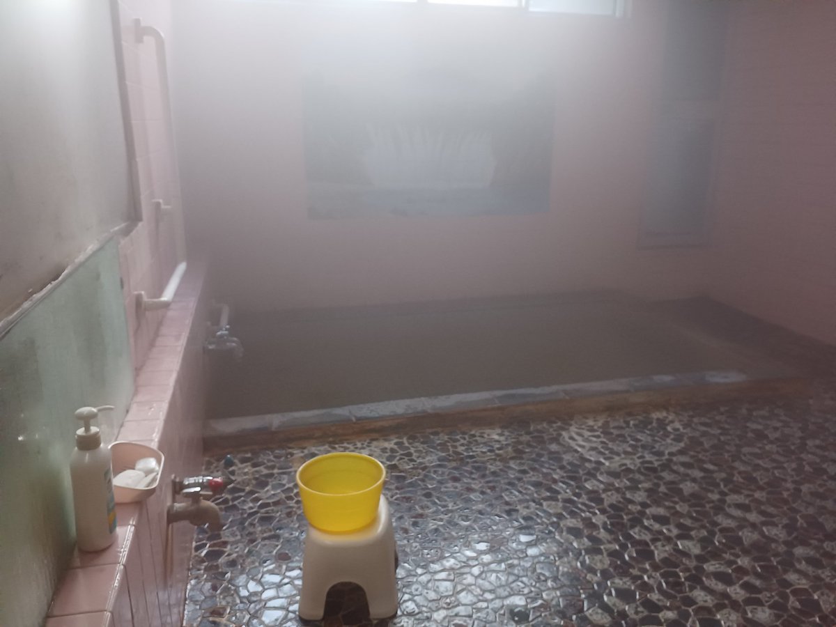 Hiroshi1970Cat's tweet image. ☀️🙋‍♀️❗おはよう笹かま♨️ひろし🌞
寒い季節は♨️に限るネ。今日も👊✨頑張るよろしく😃✌️

#ねこ宇宙 #看板ねこ #まねきねこ #笹かま猫 #ねこのいる整体サロン #銭湯