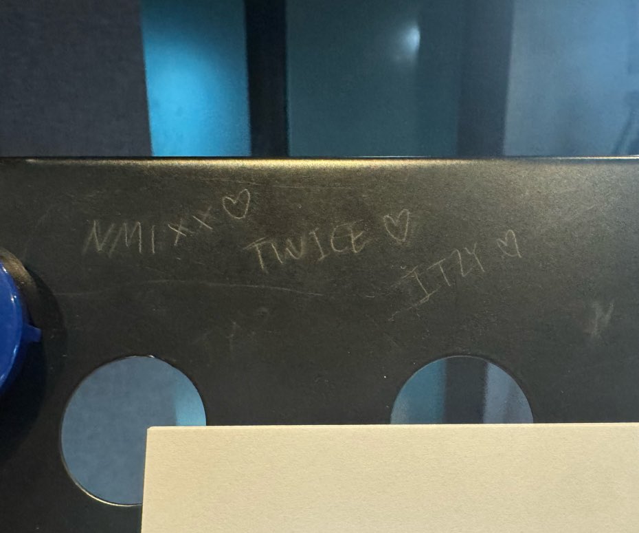ahomyles's tweet photo. awww this pic chaeryeong sent https://t.co/LQbnSgi1ws