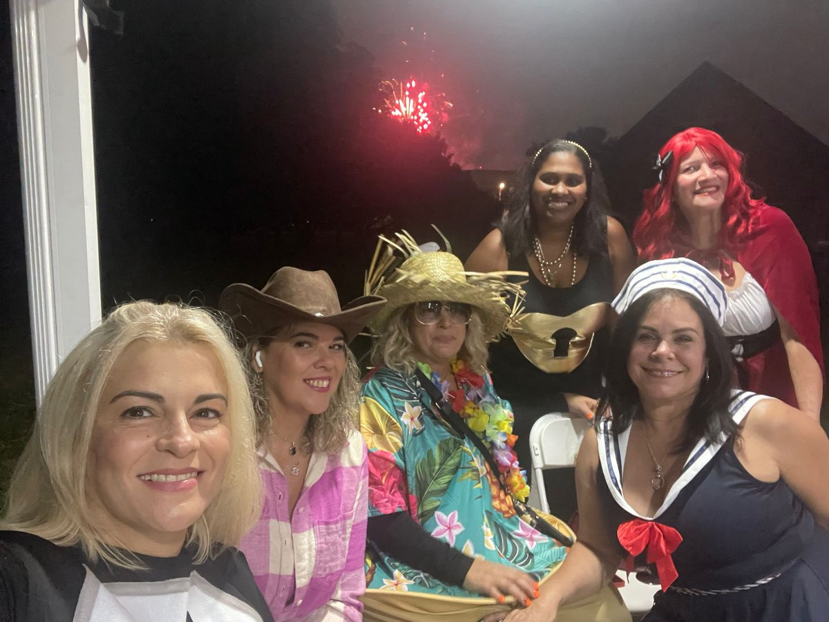 Regla2012's tweet image. La vida es hermosa.Celebrando Halloween con buenos amigos !🦑🎃🧉