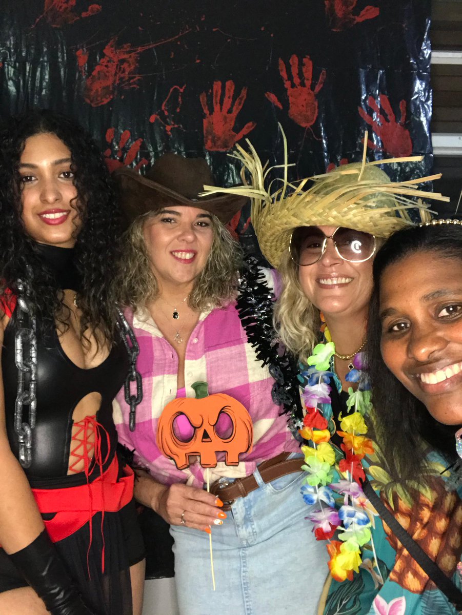Regla2012's tweet image. La vida es hermosa.Celebrando Halloween con buenos amigos !🦑🎃🧉
