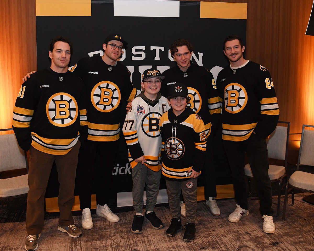 NHLBruins's tweet photo. A Sunday with the B’s 🐻 

 #BruinsTeamEvent https://t.co/eirrB7EW2s