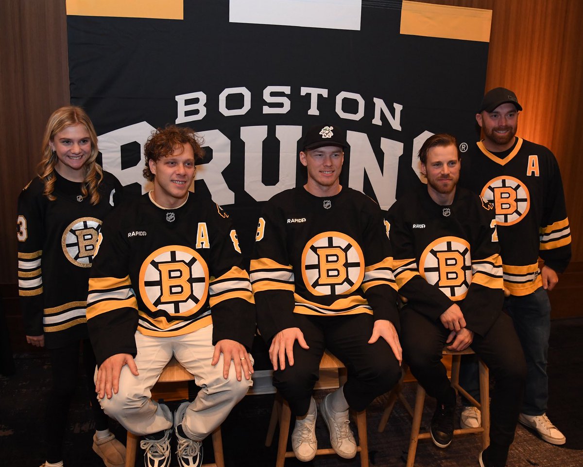 NHLBruins's tweet photo. A Sunday with the B’s 🐻 

 #BruinsTeamEvent https://t.co/eirrB7EW2s