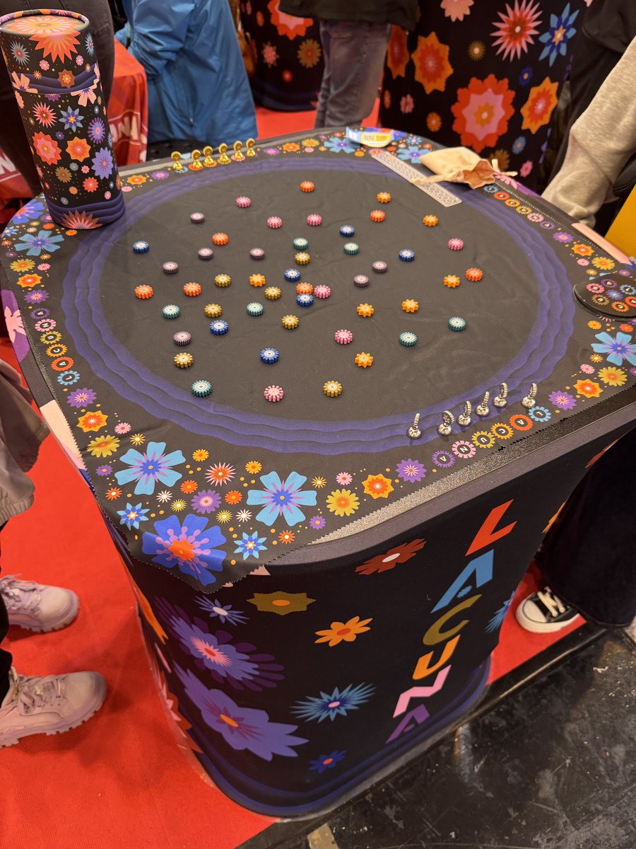 LACUNA

エッセンで見つけた、変わったパッケージの2人用ゲーム

同色の花をたくさん獲得するといいのだが、獲得方法が2種類あるのが変わってて面白い

見た目も綺麗でコンポーネントも凝っていたので購入しました
かなり簡単で遊びやすい🌸