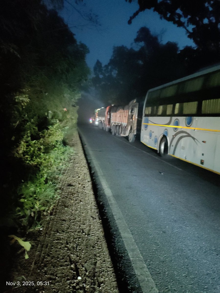 PandaSamalai's tweet photo. Buses and trucks are stuck in the Bolangir jungle from night due to truck accident. Kindly take necessary action for immediate clearance of road jam @CMO_Odisha @PMOIndia @SPBolangir @DGPOdisha @DMBolangir https://t.co/k5h22Zz4OC