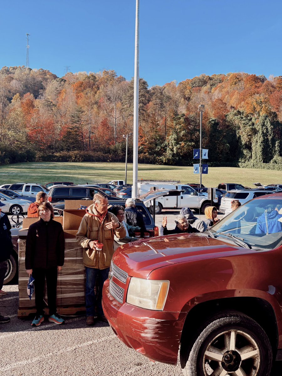timburchett's tweet photo. Thankful for the work @MissionofHope does to take care of the folks in our communities. Great morning yesterday in Jellico distributing food with them and Compassion Ministries Mobile Food Pantries. https://t.co/Zq5NYvk4OG