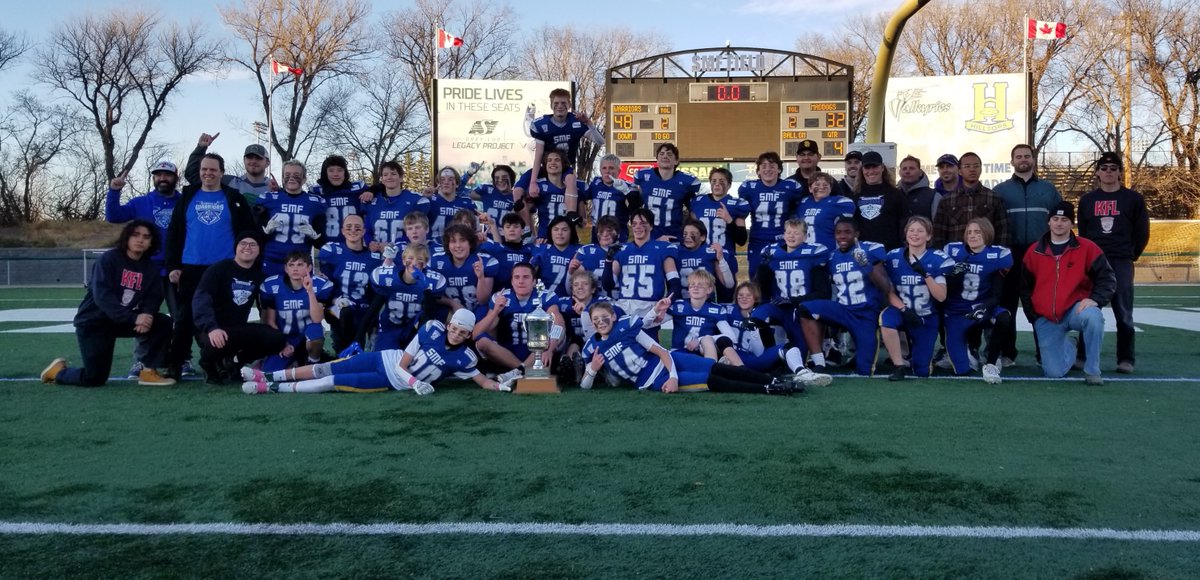 GordieHoweSport's tweet image. The Babineau Warriors pose for the customary team photo after winning #KFL’s Huskies Division Championship. @SMF_2002. #GordieHoweSports. #PrideofHome. #Wearefamily. #Yxe.