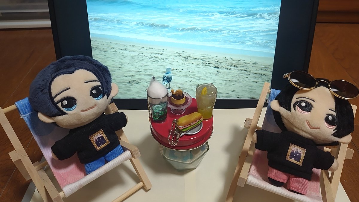 luckydice0976's tweet photo. すっかり冷え込む毎日ですが、お友達にステキなビーチチェアを頂いたため、うちのえびぬいたちはまだ夏です(笑)。

えびツアー初日！盛り上がれ〜！！

#えびぬい https://t.co/t2NWcSXyS4
