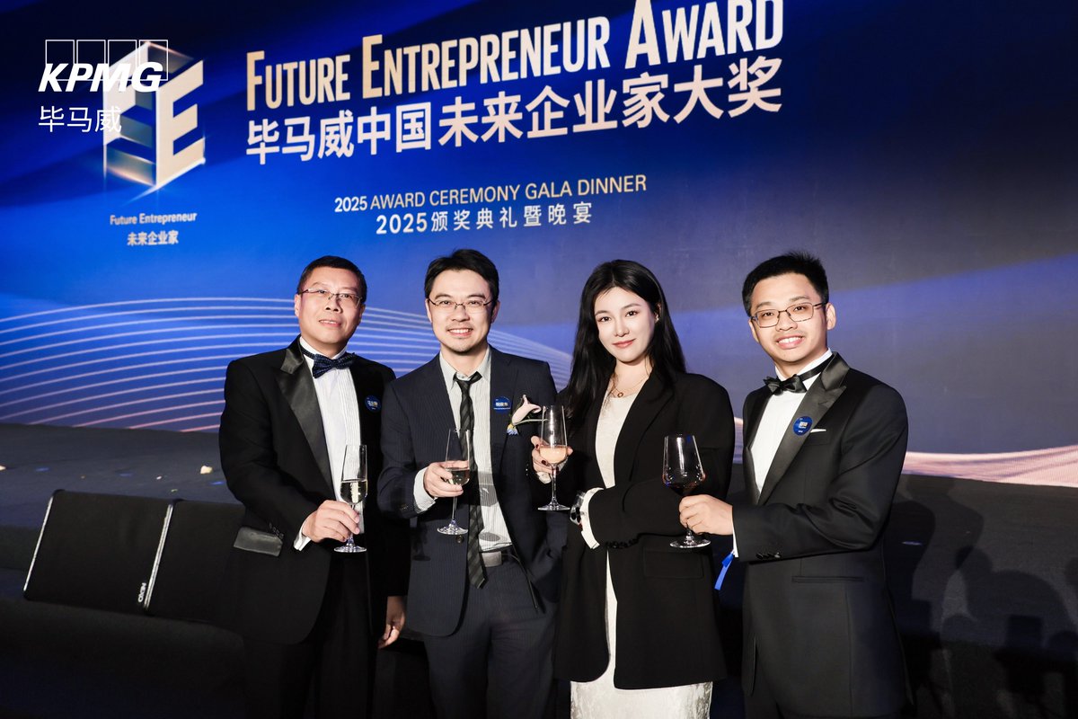 CloudpickTech's tweet image. Jeff Feng, CEO of Cloudpick, just received the 2025 Future Entrepreneur Award 🏆 — recognizing leaders reshaping tech and business with AI, automation, and long-term vision. Thanks to KPMG for hosting, and to all partners driving change with us. 
#Cloudpick #AI  #KPMG