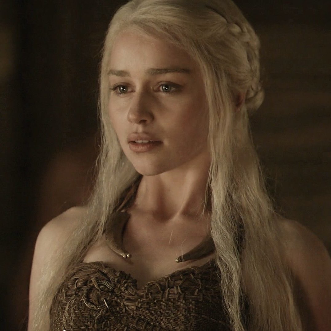 “new face” this “upper lip injection” that… meanwhile she has always been THAT girl, with and without makeup; and you can see the aging lines in her forehead too, she’s just under a different lighting lol