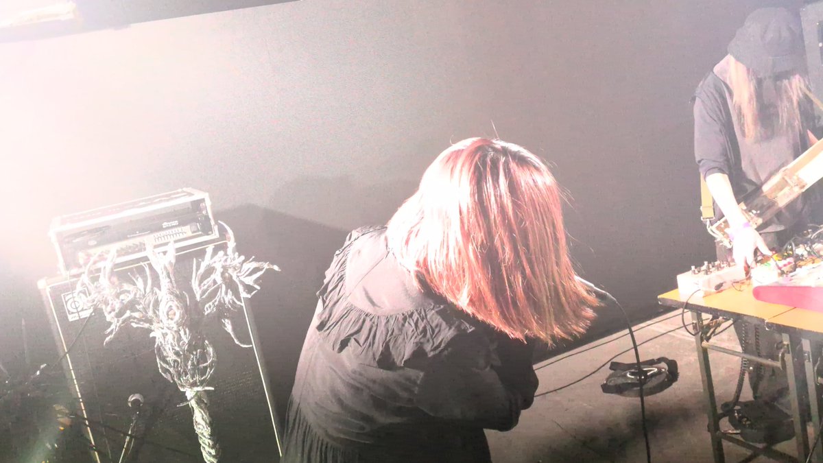 nezurari's tweet photo. 昨日のVMO with Merzbowまだ全然余韻ある。
自分のいたところからは基本的にザスターさん背面が見える位置だったこともありAMENRA想起。
#DOMMUNE
#BENTEN2 https://t.co/YySeIl0b16