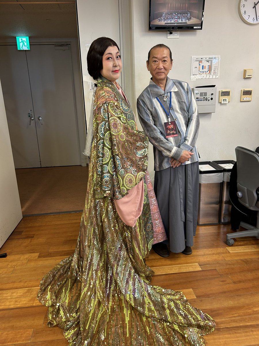 🟡オペラ平家物語、特別編
田渕久美子さんのシナリオ、酒井健治さん、多彩な才能を取りまとめひとつ舞台にまとめ上げた田尾下晢さんの演出。壮大ななストーリーが展開する裏で走り回るスタッフ。だからこそ撮れた写真を。古希の記念に撮った八木さん(孫やね（笑）),いい座組でした。舞台の神様有難う,
