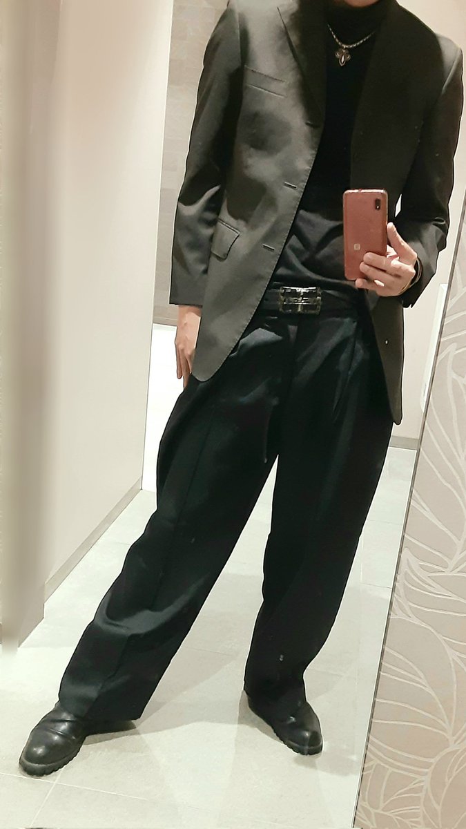 おはようございます。

今日はワイドパンツを履いてきました。
広めなシルエットもよい。 