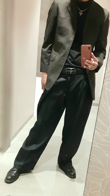 おはようございます。

今日はワイドパンツを履いてきました。
広めなシルエットもよい。 