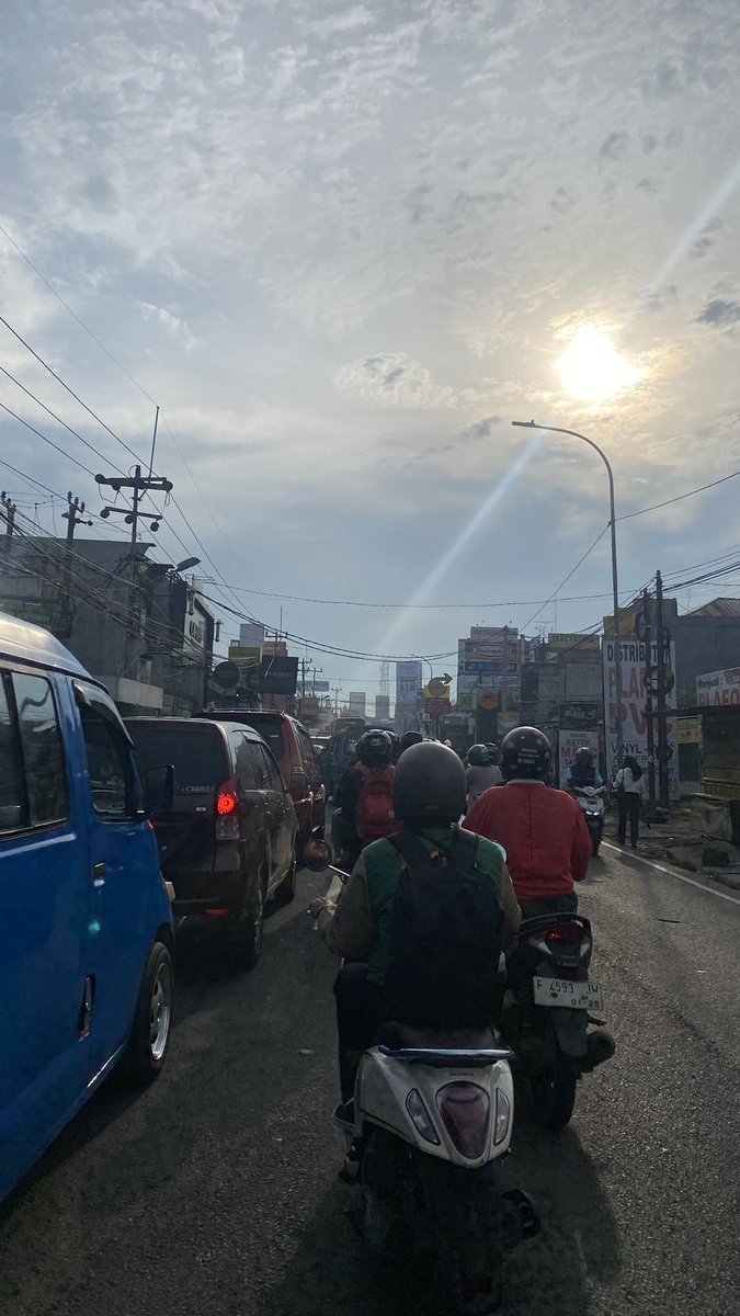 kalau angkot dihapuskan dari dramaga ini, sepertinya tidak akan ada macet lagi, dan kalau jalan dilebarin mungkin udah dibikin 3 baris ni ama biru" sialan ini🤣