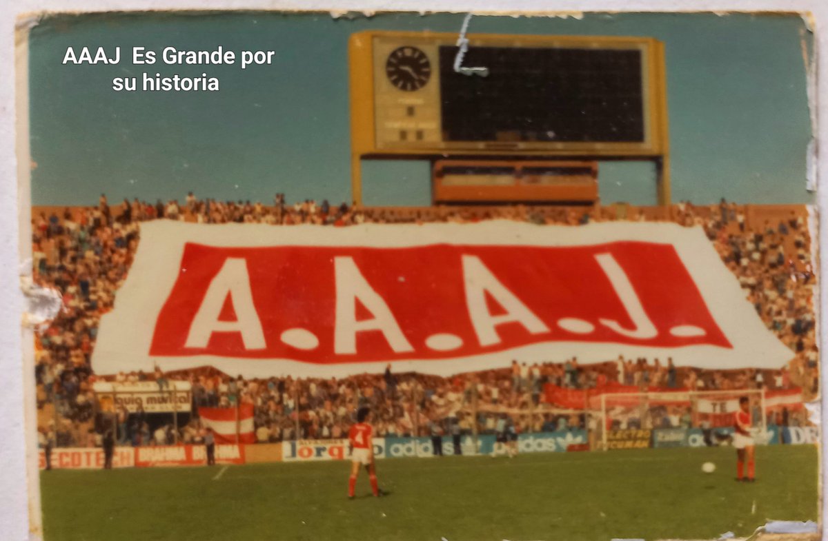 3 de noviembre de 1991
SE DESPLIEGA POR PRIMERA VEZ
ESTA BANDERA GIGANTE.
OBSEQUIO DE DIEGO ARMANDO MARADONA.
🐞 #AAAJ