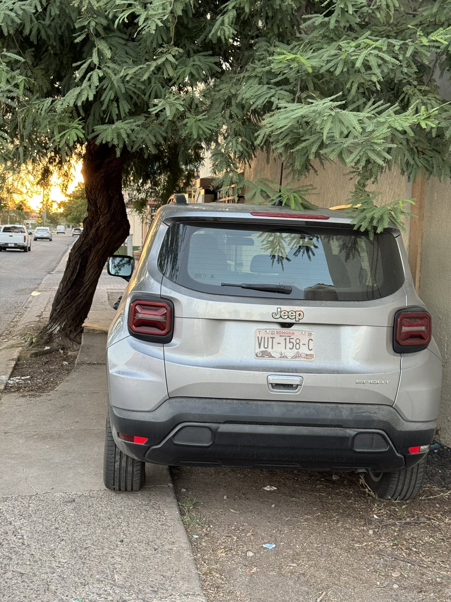 Repitan conmigo ¡SON BANQUETAS! 🤬No estacionamiento <a href="/Policia_HMO/">Policía Municipal de Hermosillo</a>