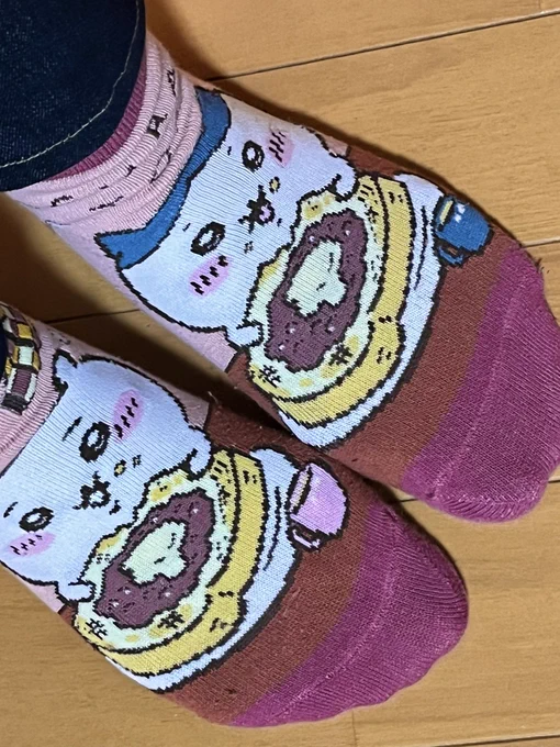 本日の装備〜。 自宅の洗面所が奇跡の自然光白ホリ爆盛れスポットのため、実際はこれの4割引くらいの顔面のやつがいますご了承ください 靴下は名古屋限定小倉トーストちぃかわだよ!!