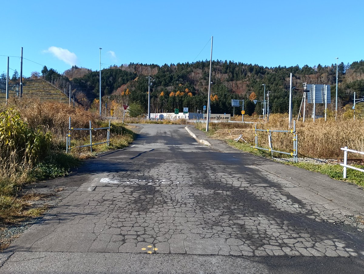 留萌本線廃止区間、幌糠駅から深川方向ちょっといった先の、踏切跡。
#留萌本線　#廃止区間　#踏切跡