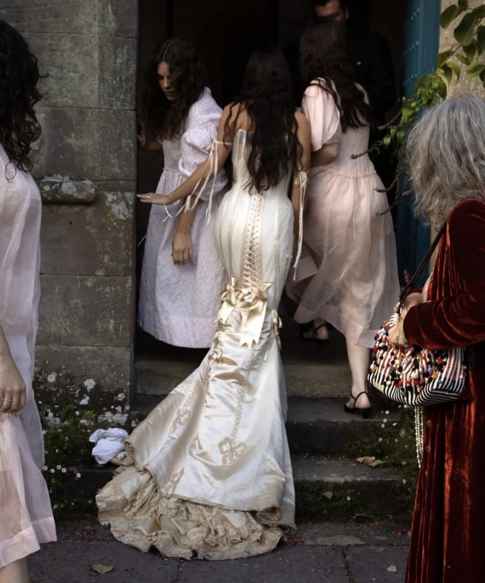Espectacular el look de la fotógrafa Harley Weir en su casamiento. Lo hizo Dilara Findikoglu.