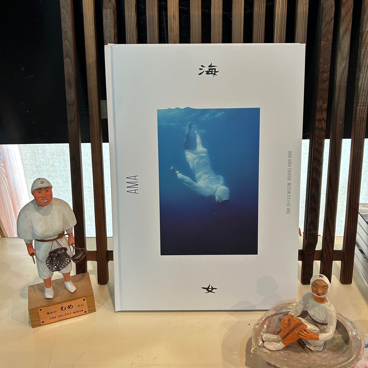 木製モザイクアート 女性と海の風景 木製モザイクアート 女性と海の風景 木製モザイクアート 女性と海の風景