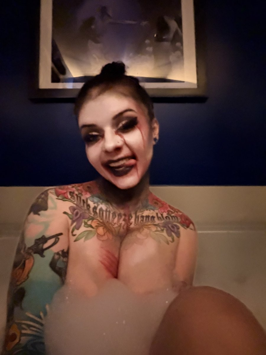 vermilionvixxxn's tweet photo. Bath time https://t.co/zCcb6Z4cjh