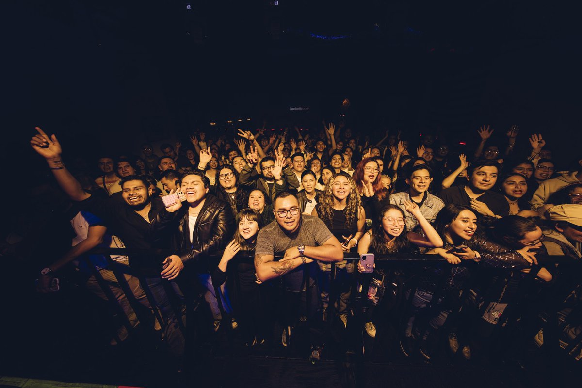 sofiareyes's tweet image. Este show se sintió como un logro en mi camino. Reafirma mi propósito y honra cada pasito y cada canción. Me recuerda el poder de la música que nos conecta y que no estamos solos en este viaje. Me siento honrada y agradecida x ustedes, y x permitirme ser parte de sus vidas. 🙏🏻🤍