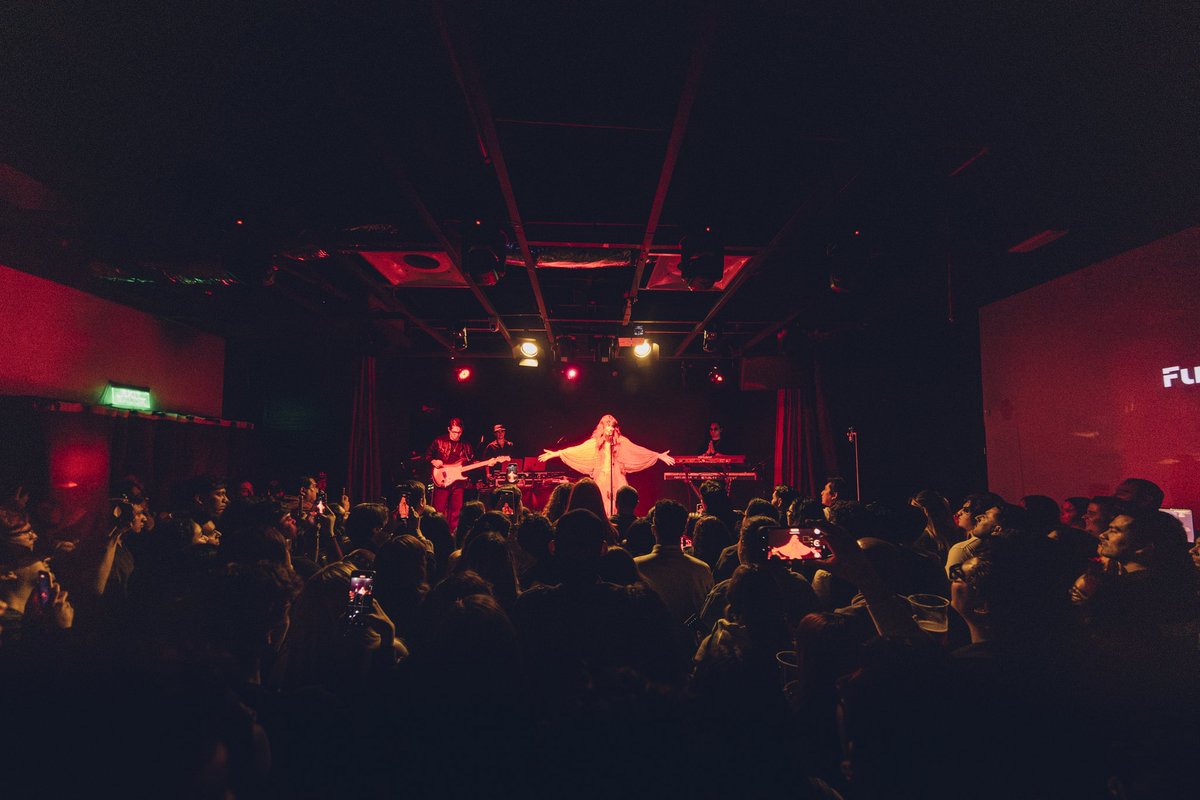 sofiareyes's tweet image. Este show se sintió como un logro en mi camino. Reafirma mi propósito y honra cada pasito y cada canción. Me recuerda el poder de la música que nos conecta y que no estamos solos en este viaje. Me siento honrada y agradecida x ustedes, y x permitirme ser parte de sus vidas. 🙏🏻🤍