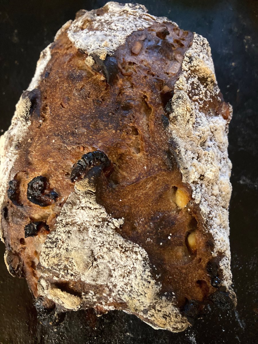 本日仕込み中♪
明日4日(火)
３種のドライフルーツあります
ショコラオランジュ🍊あります
また明日よろしくお願いします🙇‍♀️