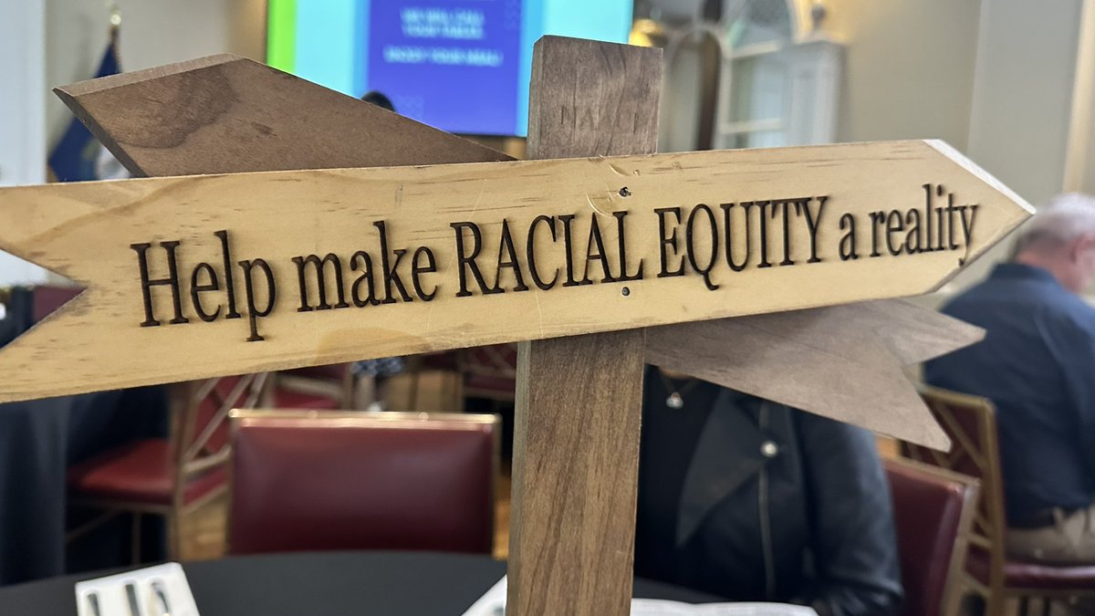 Enjoyed attending the Paducah-McCracken Co. NAACP Freedom Fund Banquet this afternoon. Retiring WPSD-TV News Director and The Paducah Sun Editor Perry Boxx received special recognition and an award from the organization.￼