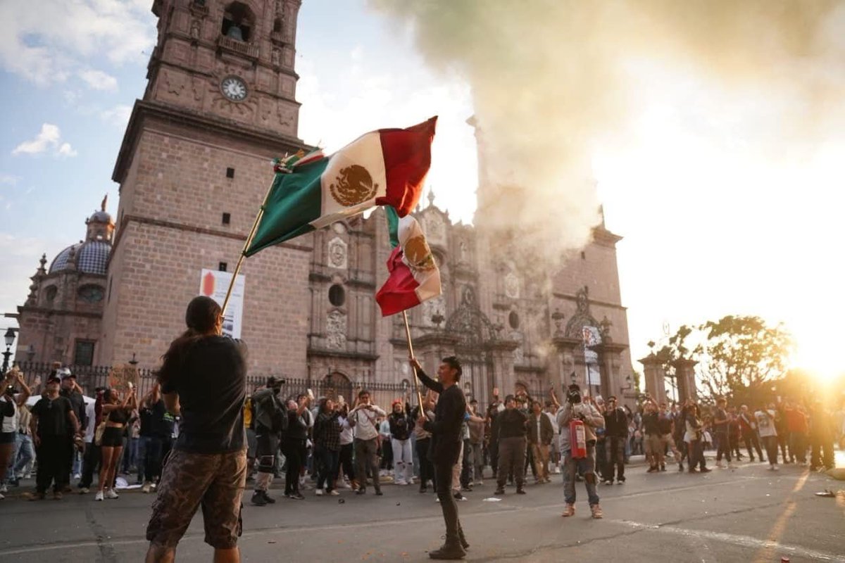 Juan_OrtizMX's tweet photo. 🗳️📌 Fotos de la manifestación en Morelia por el asesinato de Carlos Manzo, Alcalde de Uruapan.

Tomadas por Asaid Castro de la Agencia de Comunicación Gráfica. https://t.co/bEwJECNrJS