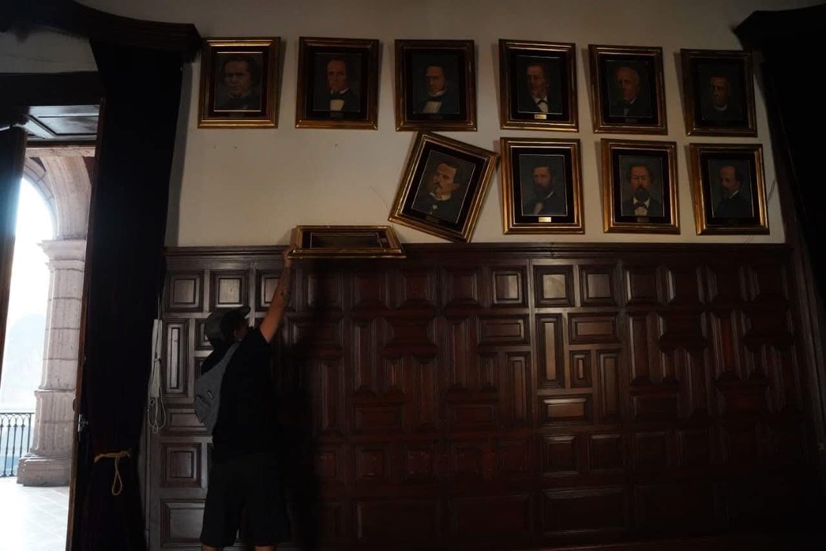 🗳️📌 Fotos de la manifestación en Morelia por el asesinato de Carlos Manzo, Alcalde de Uruapan.

Tomadas por Asaid Castro de la Agencia de Comunicación Gráfica.