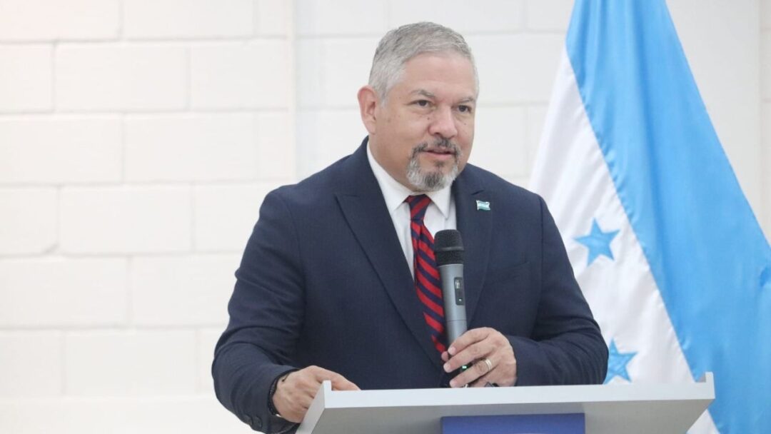 🎙️ Enrique Reina: “No se puede confundir defensa de la democracia con discriminación de género”

El candidato a designado presidencial, Enrique Reina, afirmó que durante los 3 años y 10 meses de gobierno de la Presidenta Xiomara Castro los ataques misóginos y los intentos por