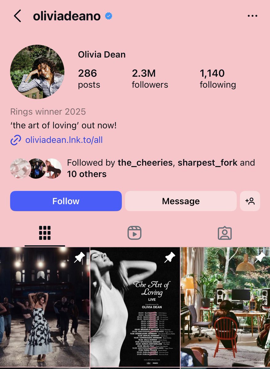 how is her instagram pink?
