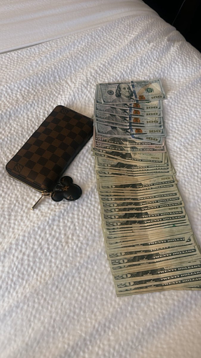 kimmulaaa's tweet photo. It’s a new month! Nothing but big bags 💰💰💰💰!!!! https://t.co/6JbKlB9CfB